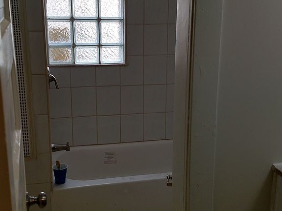 3rd image of 1209 18th Ave NE #1