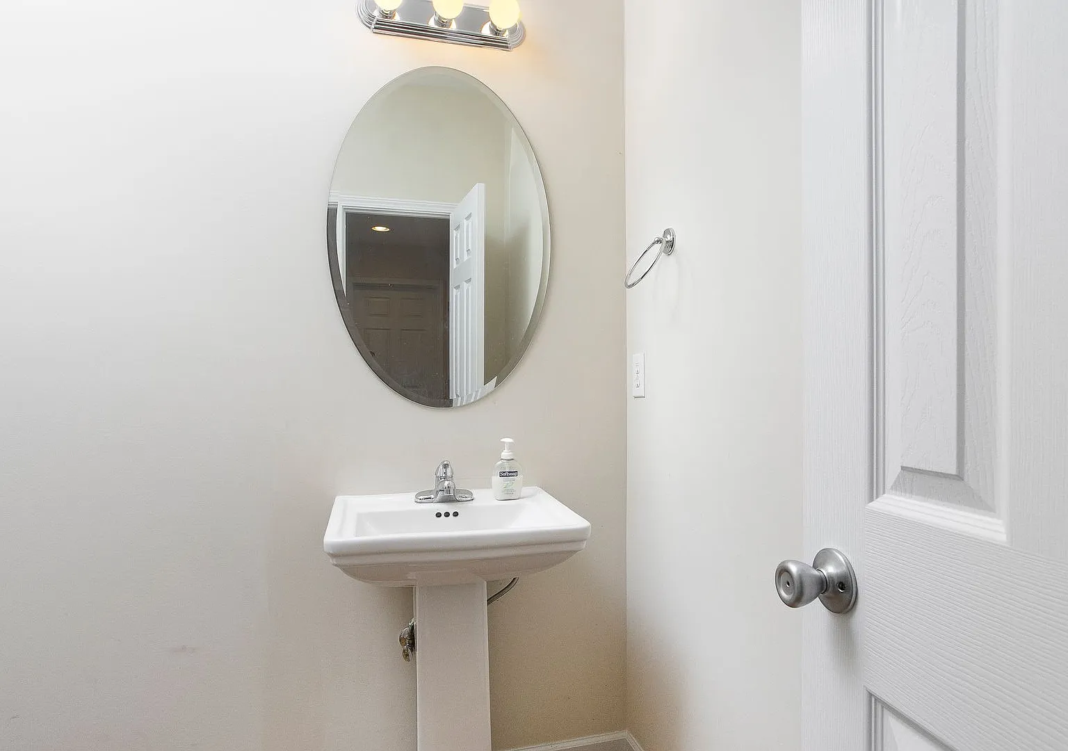 Beautiful 3 Bedroom/ 2.5 Bath Townhome in Northern Durham! Available Now! — Photo 4