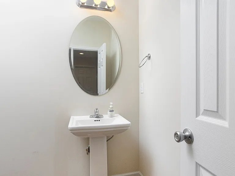 813 Saratoga Dr — Photo 4