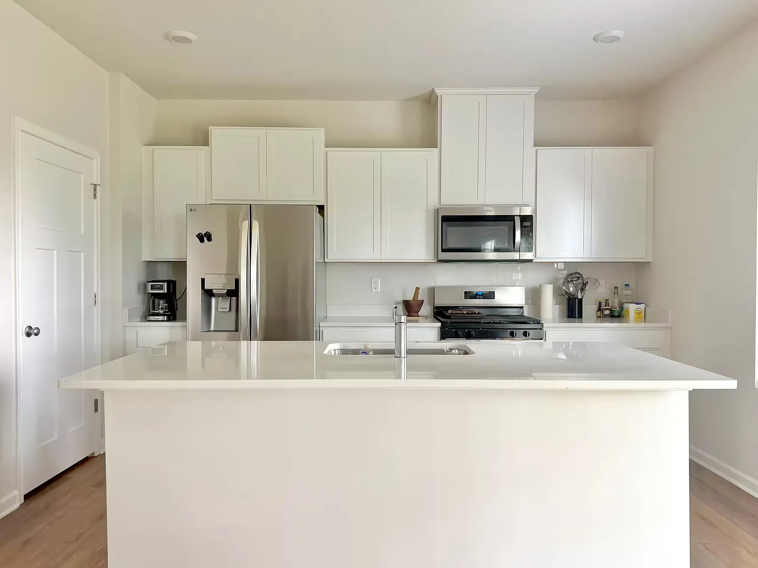 4 bed, 2.5 bath, 1906 sqft, $2,500 — Photo 3