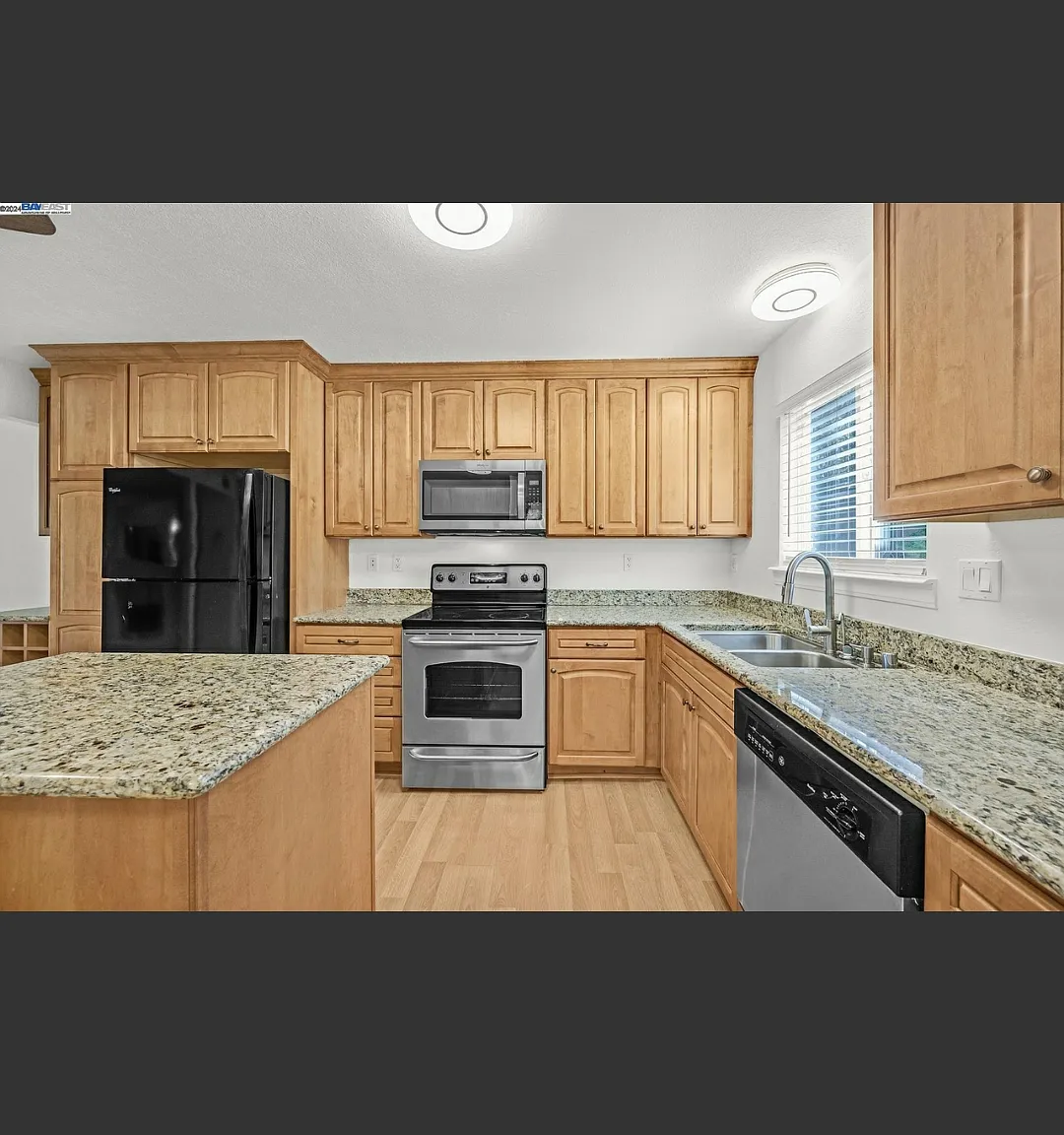 2 bed, 1.5 bath, 1012 sqft, $3,400 — Photo 4
