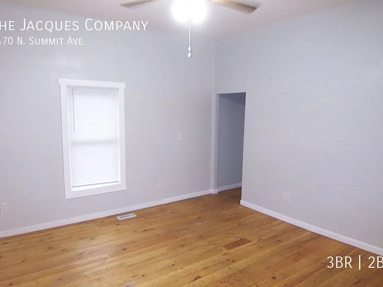 1470 N Summit Ave — Photo 3