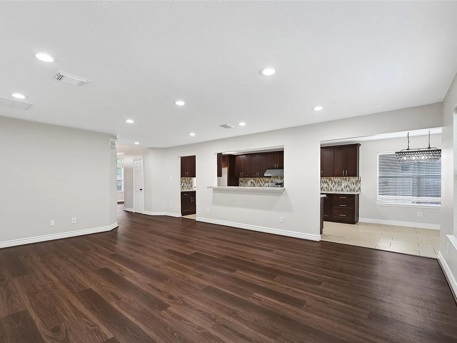 4 bed, 3.5 bath, 2806 sqft, $2,400 — Photo 4