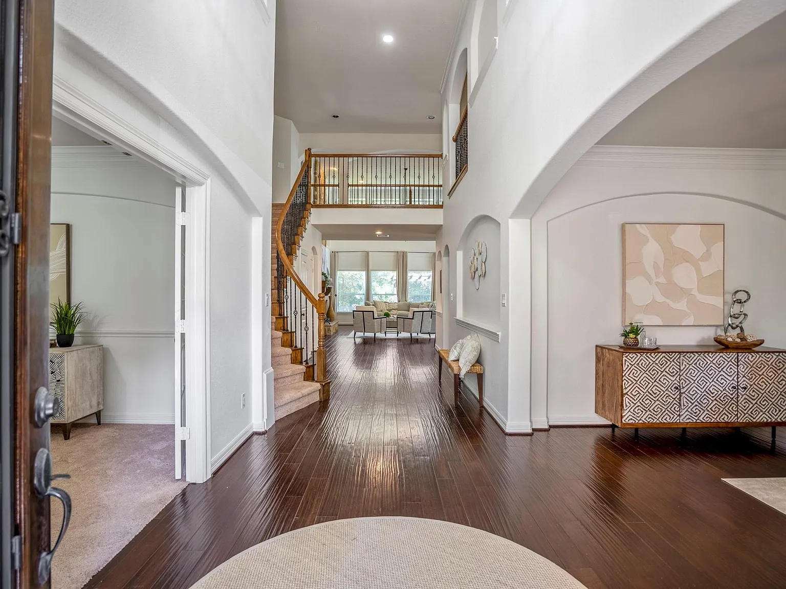 5 bed, 5.0 bath, 5531 sqft, $6,500 — Photo 3