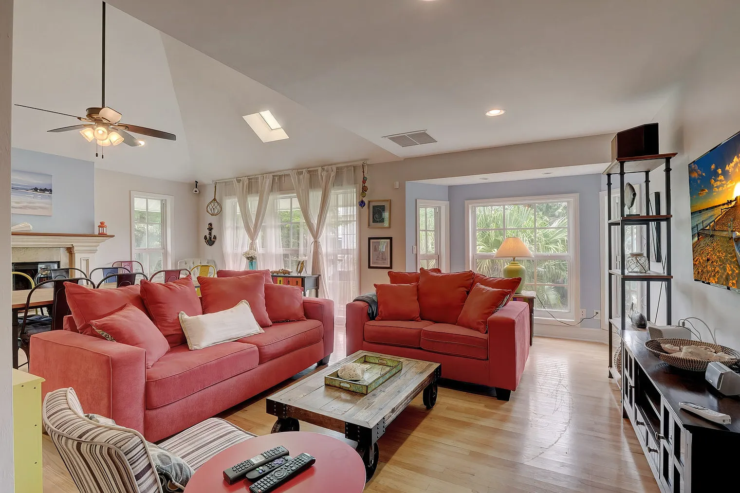 3 bed, 2.0 bath, 2249 sqft, $4,695 — Photo 1