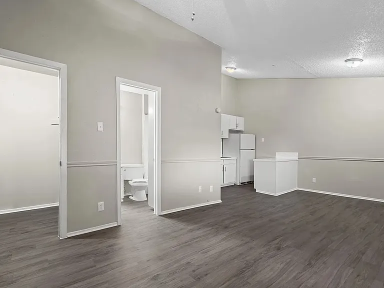 1300 Parker Ln — Photo 6