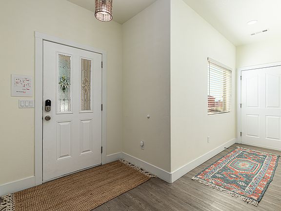 3rd image of 818 S Peartree