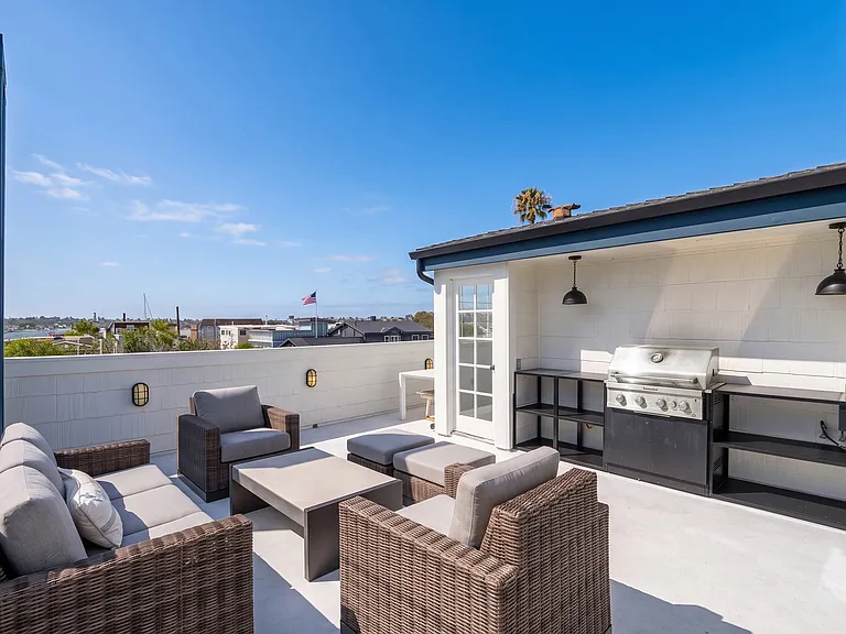 709 W Balboa Blvd — Photo 47