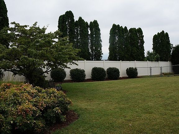 3rd image of 400 Rebecca Ln