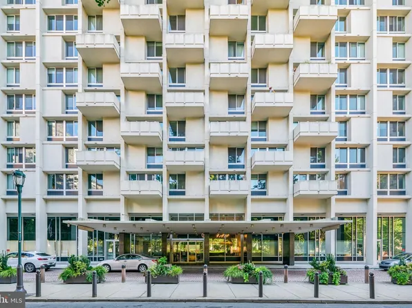 604 S Washington Sq APT 1111, Philadelphia, PA 19106