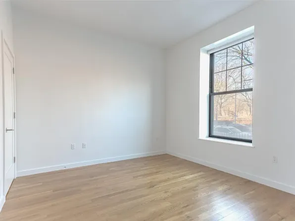 123 Parkside Avenue image 5 of 25