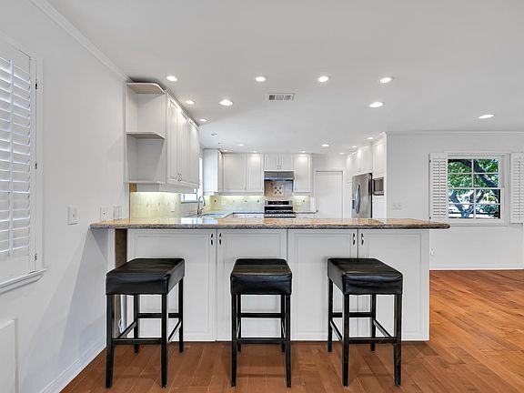 4th image of 23434 Friar St