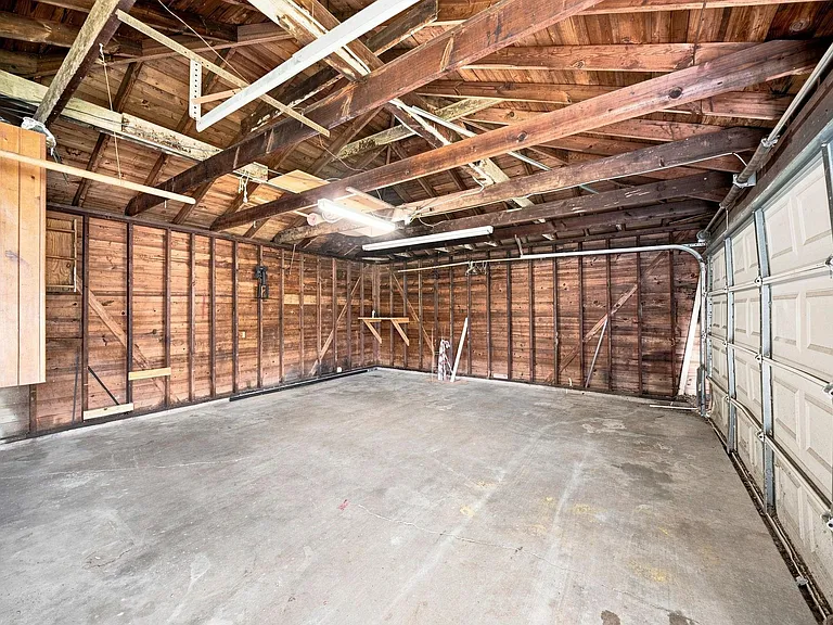 914 Martha St — Photo 30