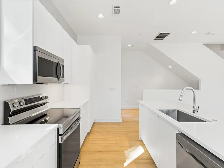 6012 Hudson St #3 — Photo 10