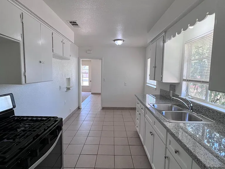 2905 E Lamona Ave — Photo 12