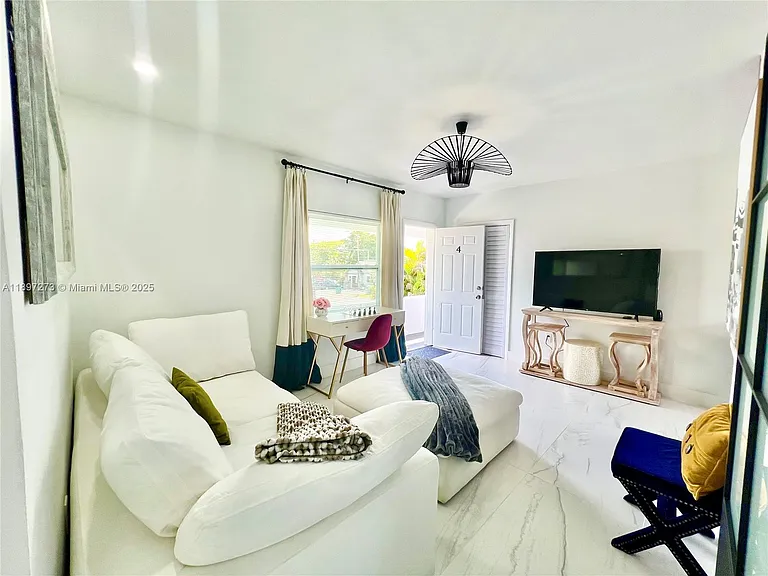 8270 NE 1st Pl — Photo 5