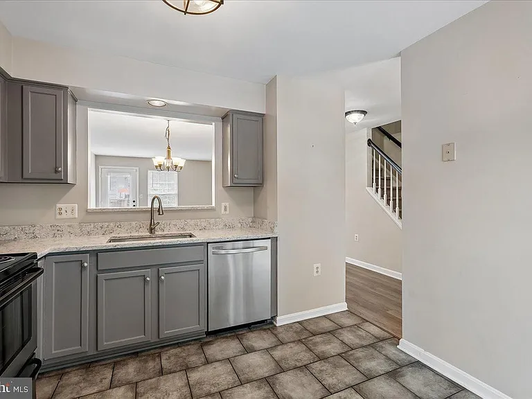104 Frazer Dr — Photo 11