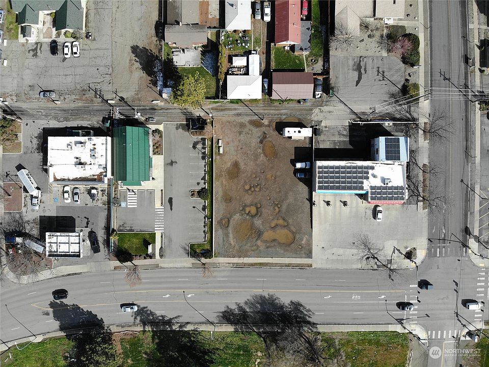2nd image of 1011 E University Way