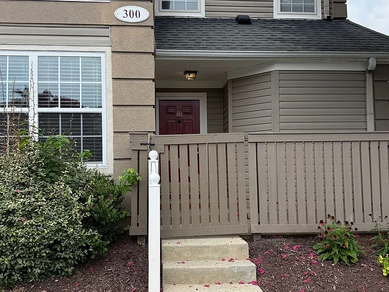 301 Queens Cres — Photo 1
