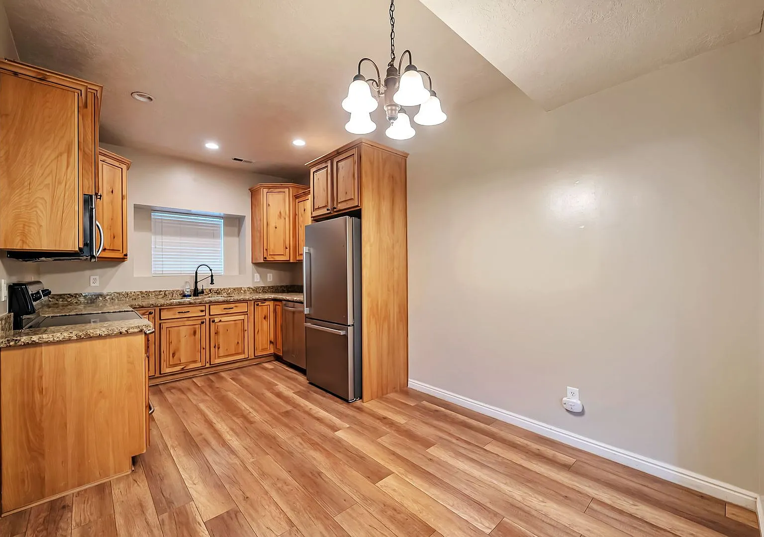 Beautiful Riverton Townhome in Gated Community w 1 car garage attached — Photo 4