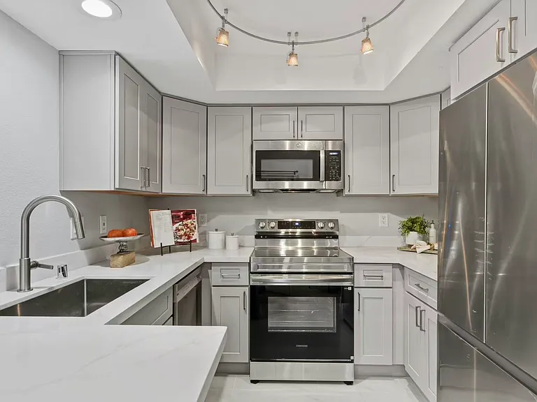 1354 Bellevue Way NE #4 — Photo 7