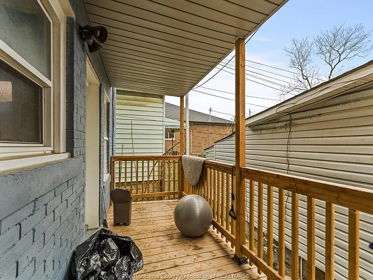 890 Howard Ave — Photo 40