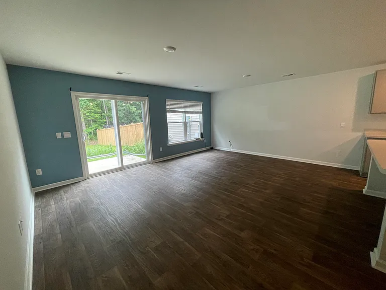 135 E Sunrise Ln — Photo 3