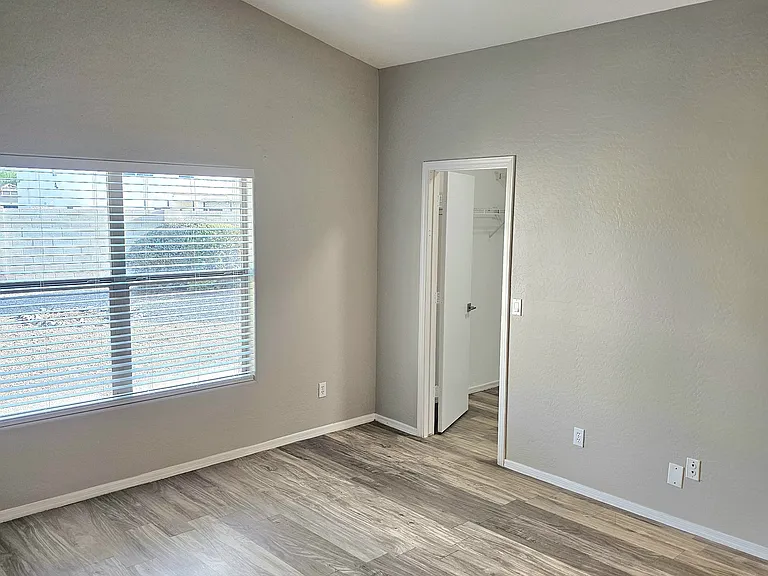 1111 E Chelsea Dr — Photo 21