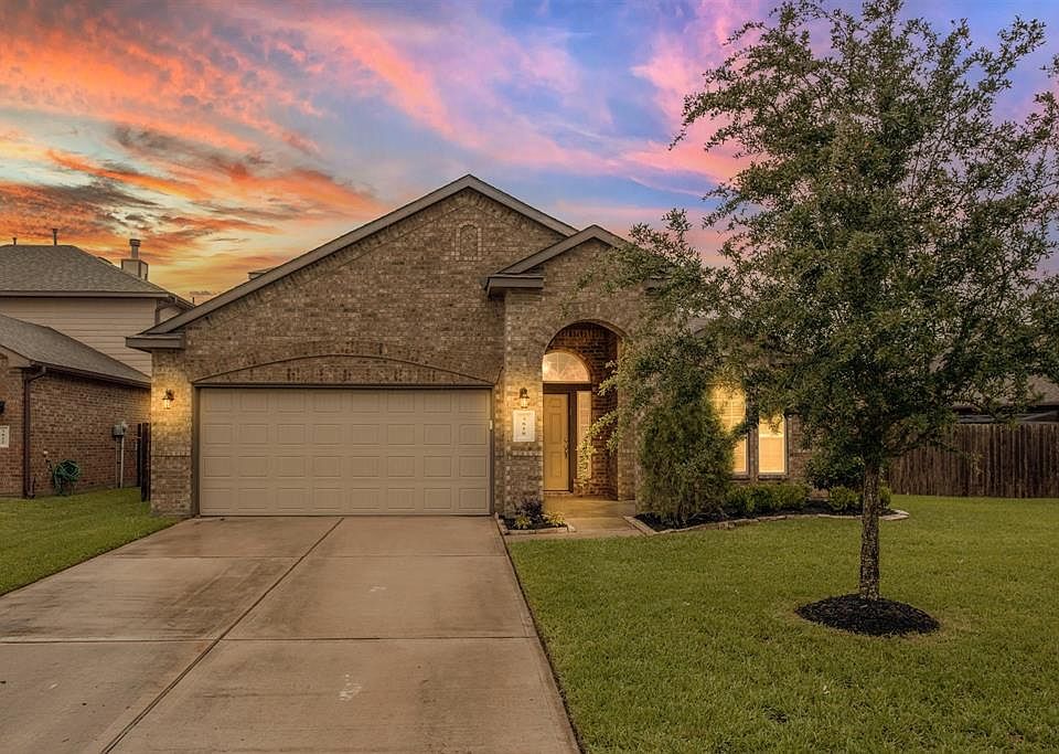 Welcome to your new home in the master-planned community of Tamarron! It is located on a quiet cul de sac and within walking distance to The Club at Tamarron which includes a dog park, clubhouse, playground, swimming pool and water park!