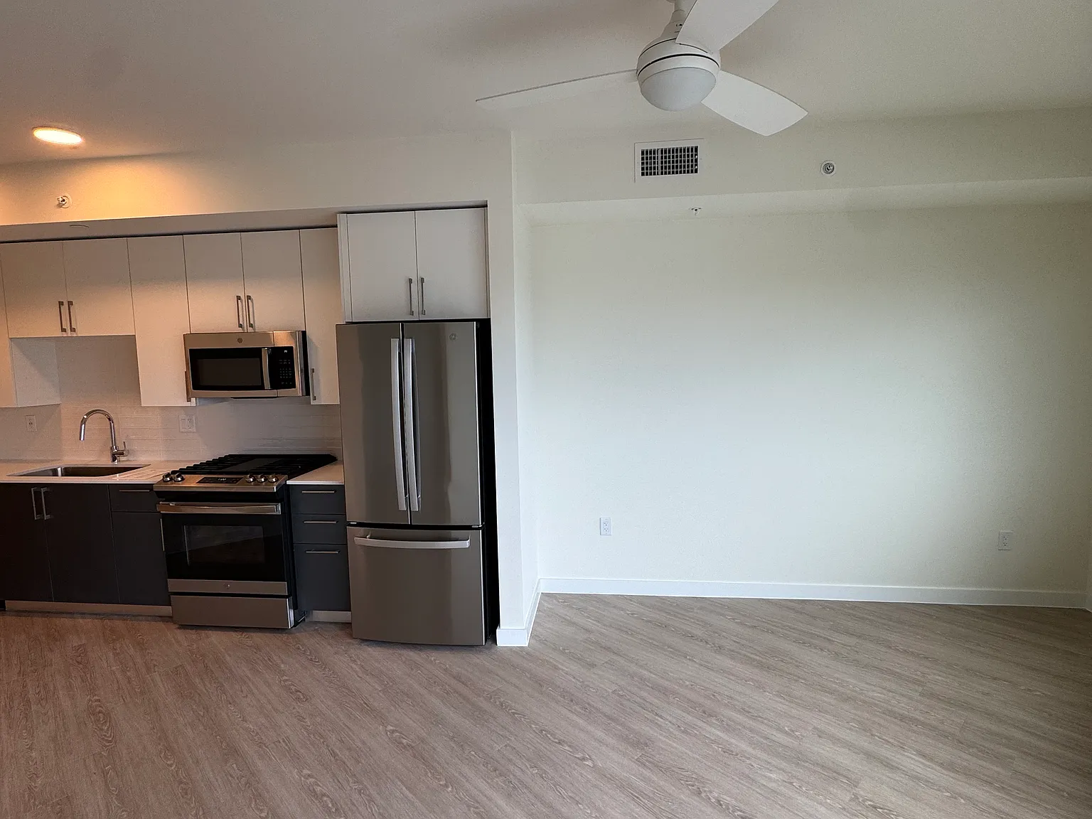Studio, 597 sqft, $1,875 — Photo 3