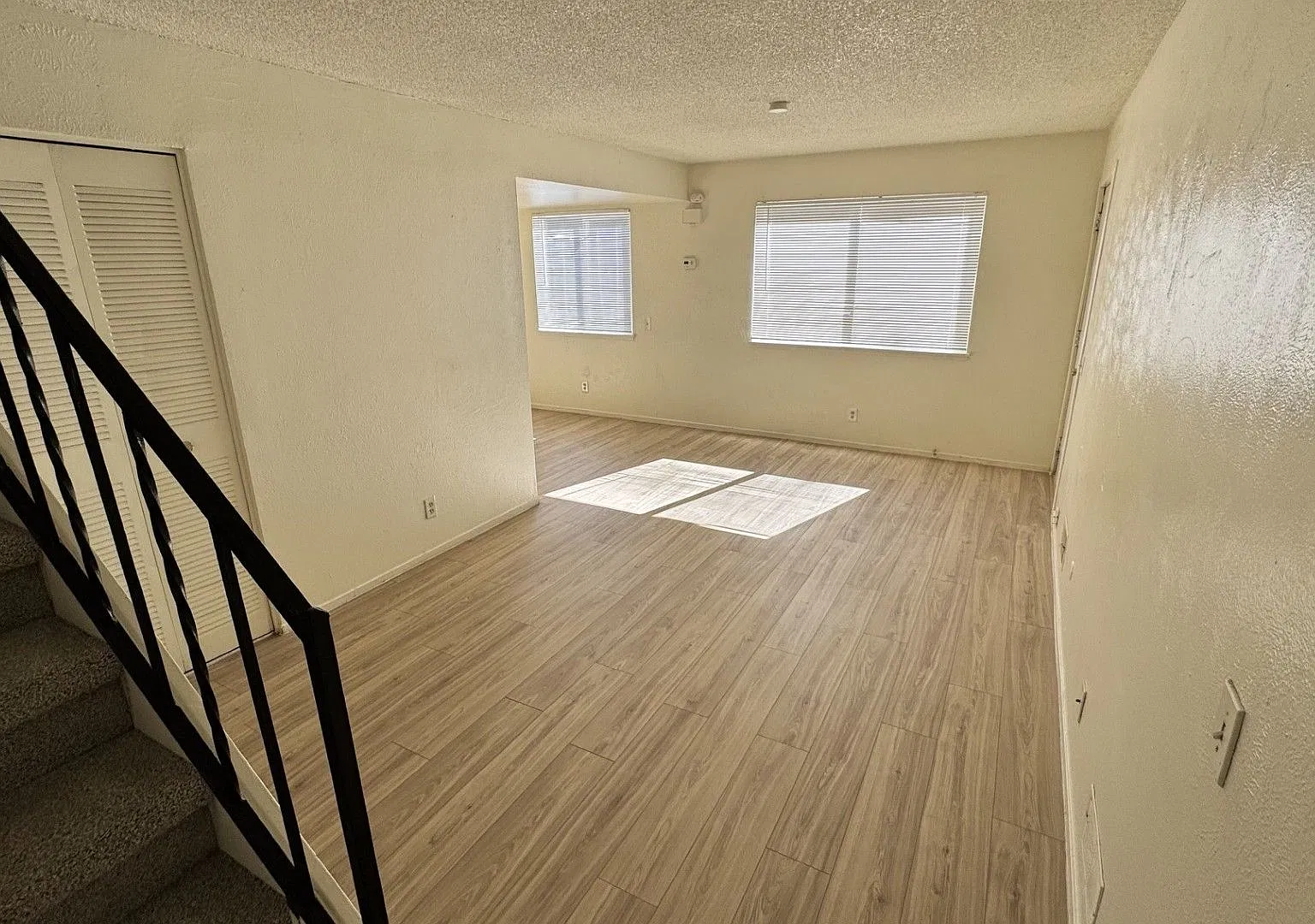 2 bed, 1 Bath, 900 sqft with washer/dryer hookups and 1 car garage — Photo 3