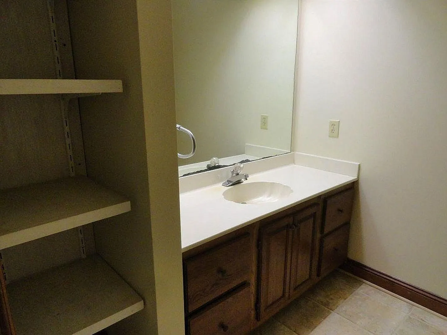 Room in 3 Bedroom Home at Grove Ave — Photo 2