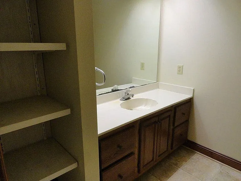700 Grove Ave — Photo 2