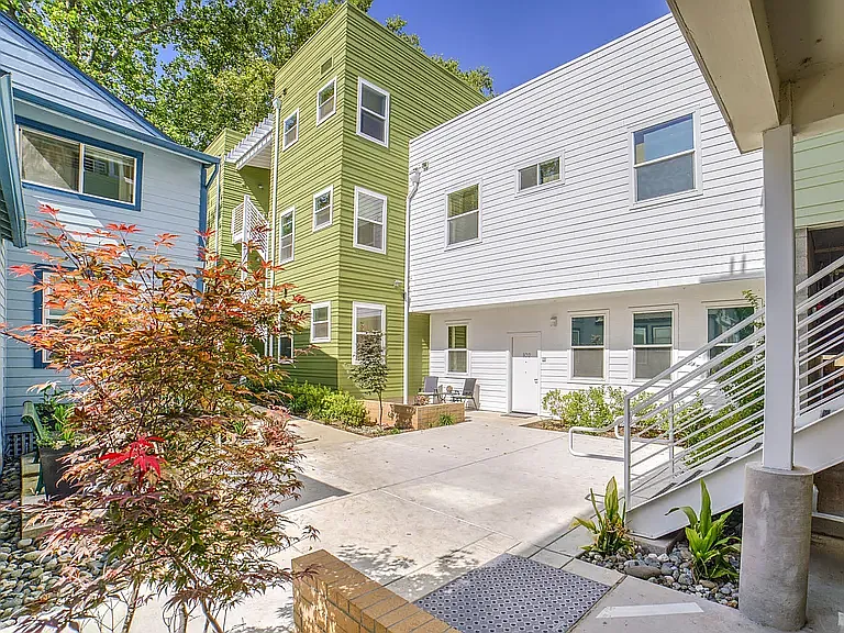 2 bed, 932 sqft, $2,595 — Photo 2