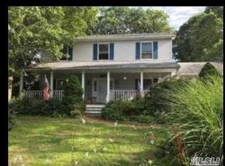 16 Rockledge Dr, Shirley, NY 11967