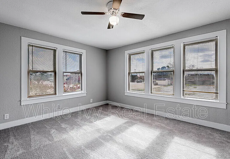 200 W Caroline St #B — Photo 1