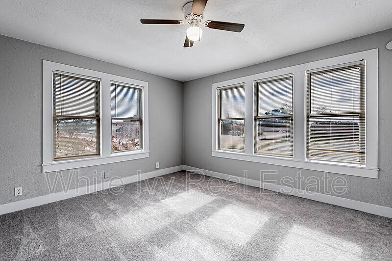 200 W Caroline St #B