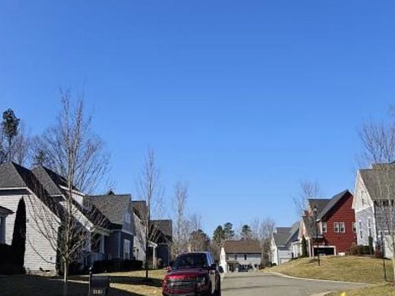 Exterior Neighborhood (street photo)