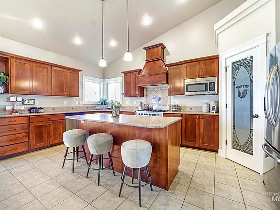 5th image of 520 Garnet Dr