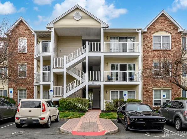 39 Versailles Ct, Hamilton, NJ 08619