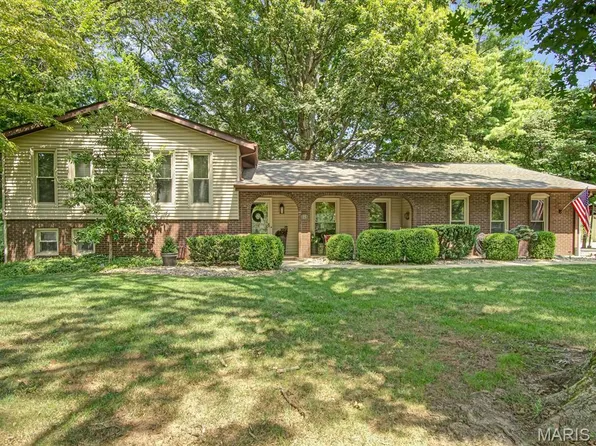 15 Ginger Creek Dr, Glen Carbon, IL 62034