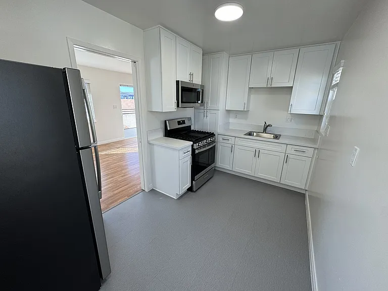 5062.5 Santa Monica Ave #5062.5 — Photo 9