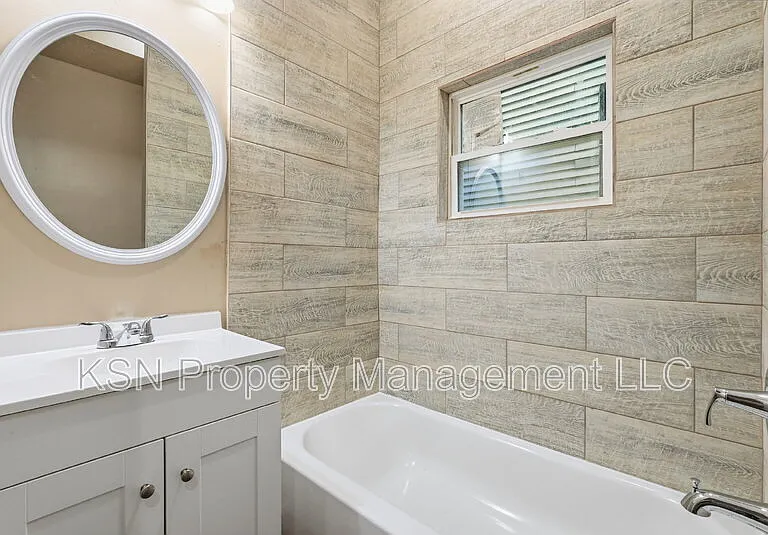 716 W 38th St — Photo 12