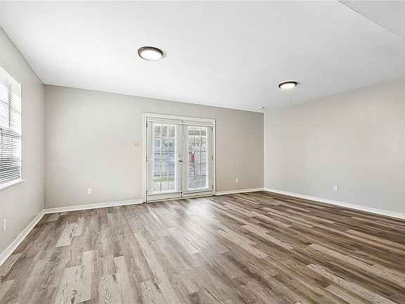 4th image of 4025-27 Georgetown Dr
