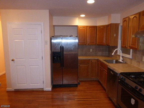 4th image of 212 Belmont Ave