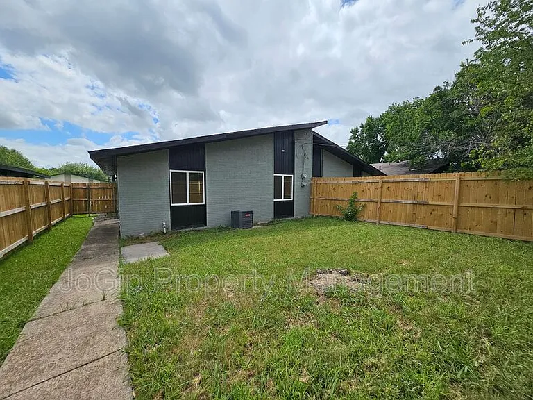 1727 R Ave — Photo 17