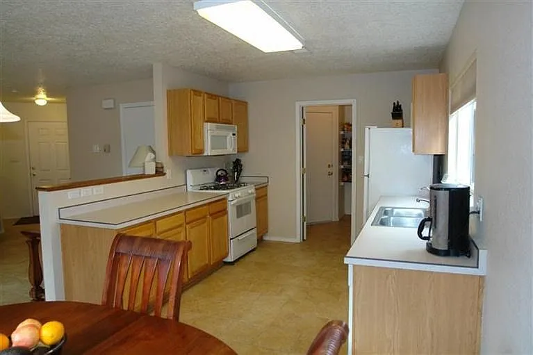 3br/2.5ba Home With Large Loft In Ne Heights! — Photo 2