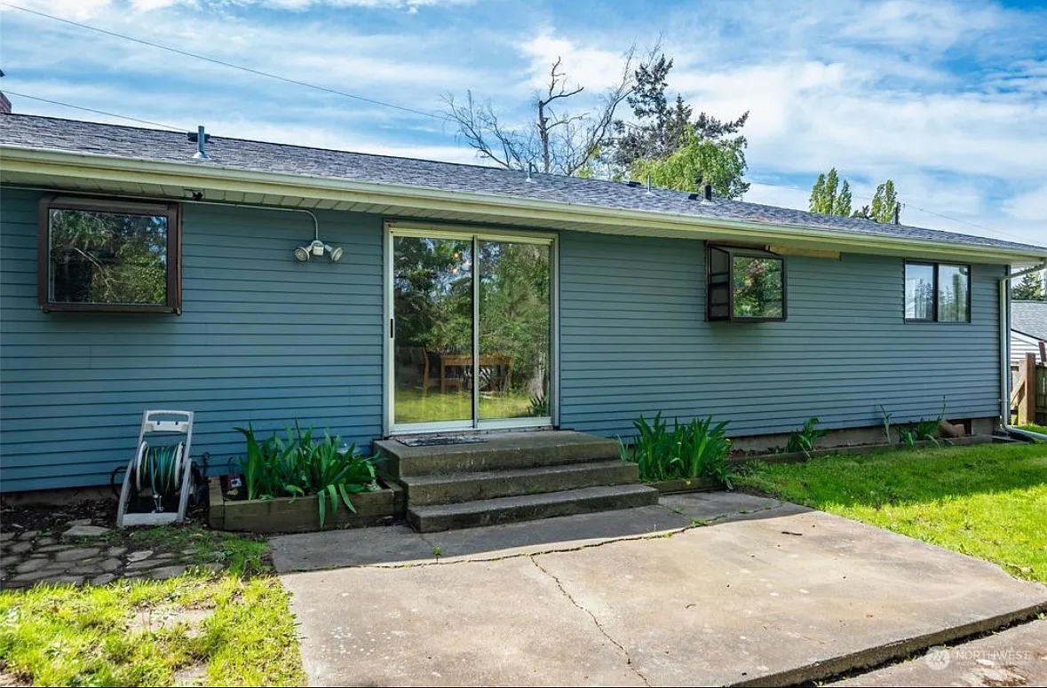 1682 NE 9th Ave — Photo 3