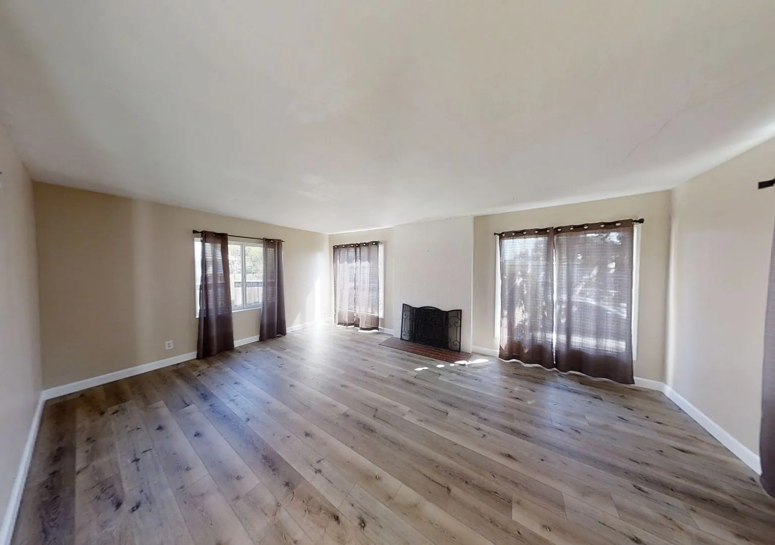 Large, Private 4BD/2BA on Rockford!! — Photo 1