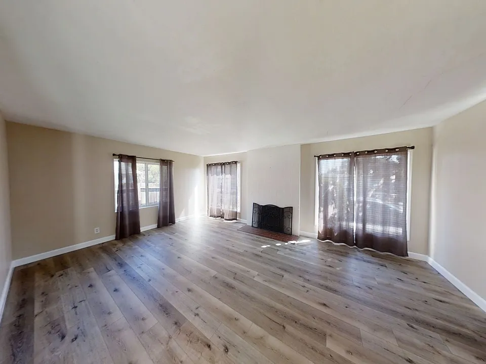 5068 Rockford Dr
